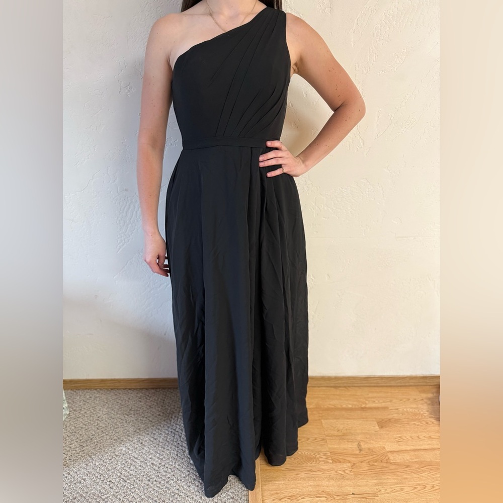 Elegant Black Evening Gown with Slit and Pockets